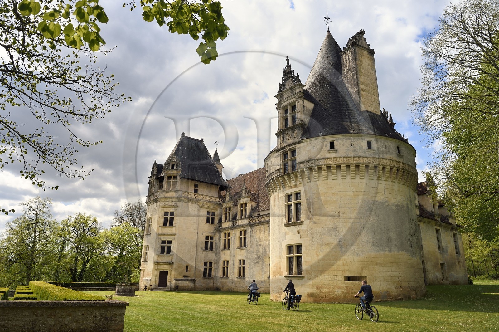 France, Dordogne (24), Périgord Vert, Villars, cyclistes faisant la véloroute la Flow Vélo devant le château de Puyguilhem de style Renaissance