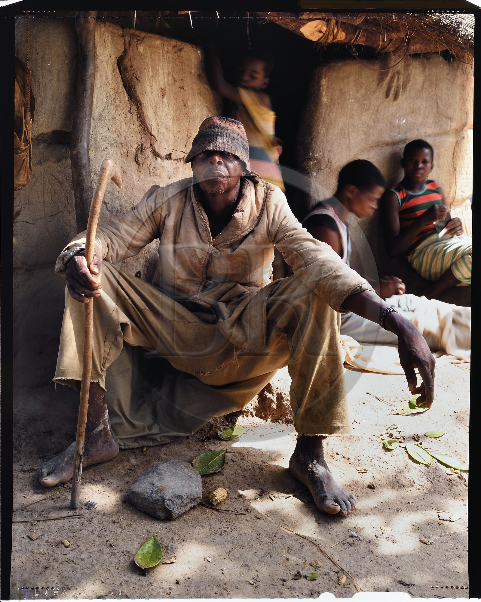Burkina Faso, province de Poni, pays des Lobi, région de Loropéni, le fou du village de Lakar, comme dans beaucoup d'autre civilisations, l'original revête un caractère sacré, il fait bien sûr rire par ses facéties mais on le respecte aussi car les esprits parlent à travers lui