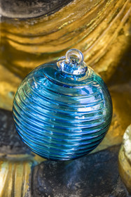France, Moselle (57), Meisenthal, Centre international d'Art verrier (CIAV), boule de Noël en verre Grip bleu pétrol de fabrication artisanale de la collection 2025