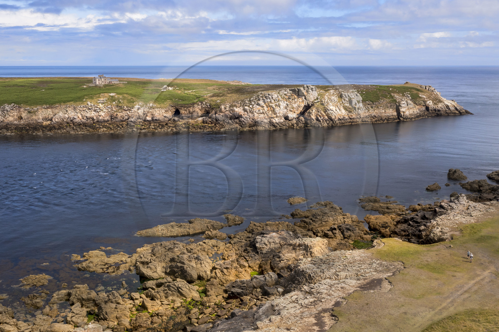 France, Finistère (29), Mer d'Iroise, Ile d'Ouessant, l’Ile Keller séparée de la cote Nord par le chenal nommé Penn ar Ru Meur où sévit un fort courant marin (vue aérienne)