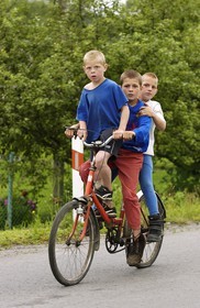 Pologne, Précarpates, enfants sur une bicyclette