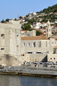 Croatie, Dalmatie, cote dalmate, Dubrovnik, centre historique classé Patrimoine Mondial de l'UNESCO, les remparts coté mer et le batiment de la Tour Saint Jean à l'entrée du Port