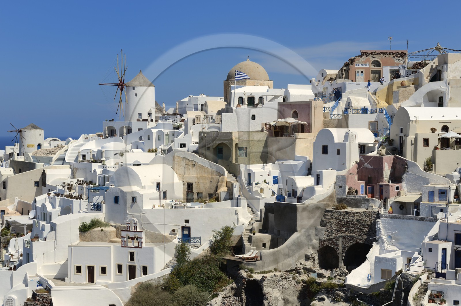 Grèce, Les Cyclades, mer Égée, île de Santorin (Thira ou Théra), moulin à la pointe nord ouest du village de Oia