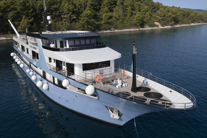 Croatie, Dalmatie, cote dalmate,mouillage d'un bateau de croisière dans l'archipel de Skoji en bordure de l'Ile de Korcula (vue aérienne)