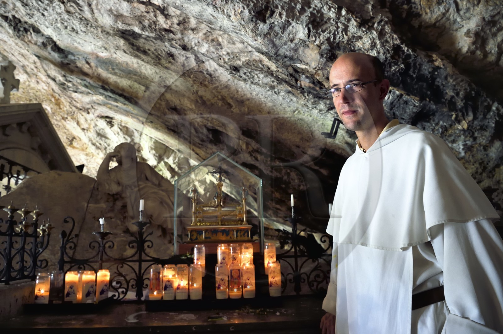 France, Var (83), France, Var (83), Plan-d'Aups-Sainte-Baume, parc naturel régional de la Sainte-Baume, massif de la Sainte-Baume, la grotte sanctuaire de Sainte Marie-Madeleine, Frère Patrick-Marie Bozo, le prieur de la communauté des dominicains de la Sainte-Baume, devant la châsse qui contient des reliques présumées (tibia et mèche de cheveux) de Marie-Madeleine
