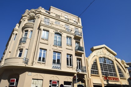 France, Var (83), Saint-Raphaël, siège de la Société Générale et le Monoprix dans les anciens grands magasins des Galeries Modernes