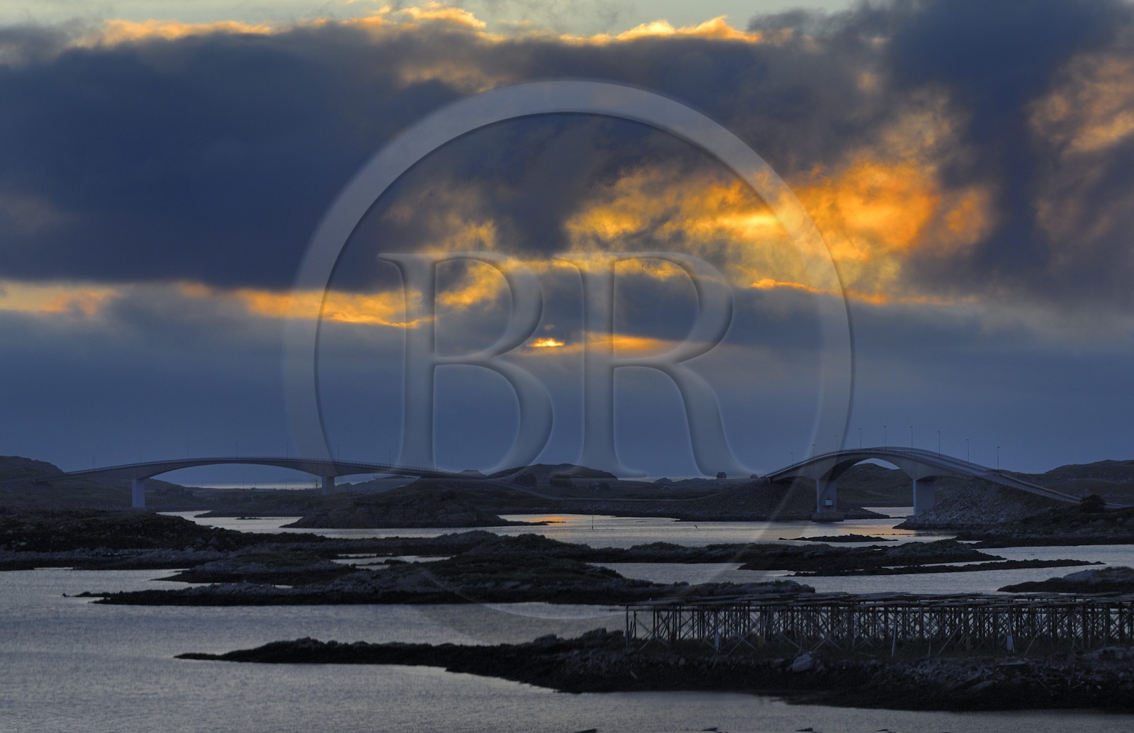 Norvège, Nordland, Iles Lofoten, ponts à Ramberg sur l'Ile de Flakstad sous le soleil de minuit