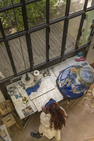 France, Hauts-de-Seine (92), Colombes, l'artiste et laqueur Isabelle Emmerique dans son atelier