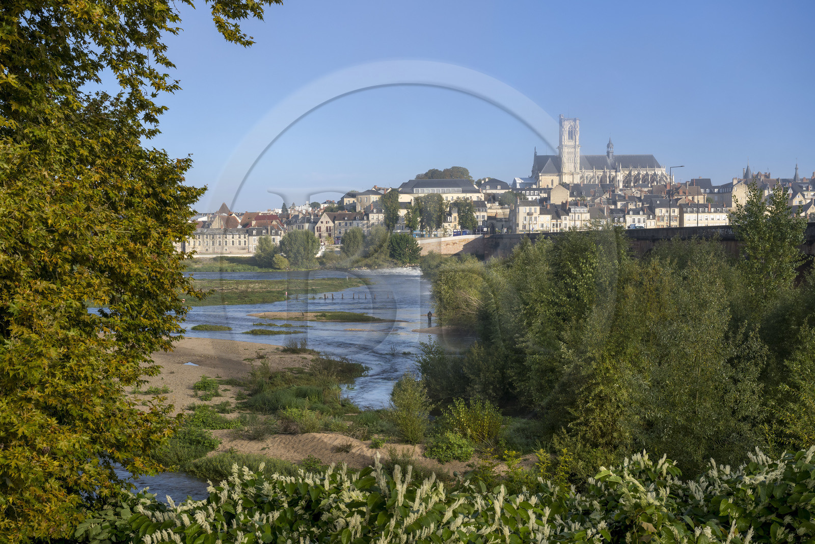 France, Nièvre (58), Nevers, la Loire en aval du Pont de la Loire et la cathédrale Saint-Cyr-et-Sainte-Julitte en arrière plan