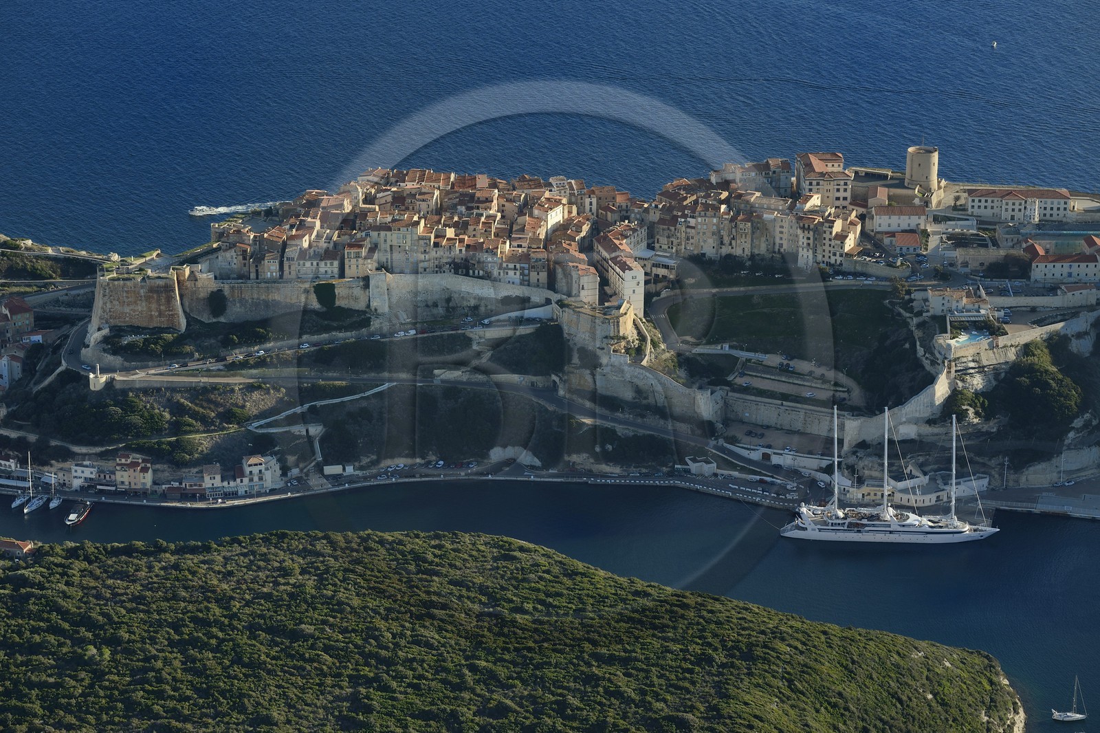France, Corse-du-Sud (2A), Bonifacio, les falaises calcaires, la citadelle et la vieille ville (vue aérienne)