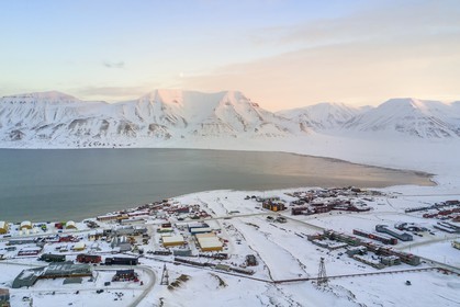 Norvège, Svalbard, Spitzberg, la ville de Longyearbyen en bordure de l'Adventfjorden (vue aérienne)