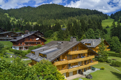 Suisse, canton de Vaud, Villars-sur-Ollon, chalet Les Myrtes route de la résidence à Chessières (vue aérienne)
