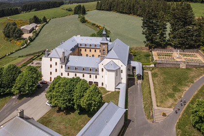 France, Ardèche (07), Saint-Laurent-les-Bains, l'abbaye Notre-Dame-des-Neiges sur le chemin de Stevenson (GR 70) (vue aérienne)