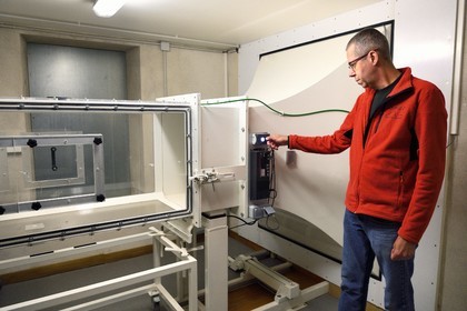 France, Puy-de-Dôme (63), Parc Naturel Régional des Volcans d'Auvergne, Station d'observation au sommet du Puy du Dôme, Jean-Luc Baray chercheur au Laboratoire de Météorologie Physique (Observatoire de physique du globe de Clermont-Ferrand (OPGC) et Université Blaise Pascal de Clermont-Ferrand), soufflerie centre d'essais en conditions naturelles surnommé l'aspirateur à nuages