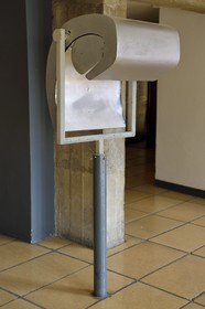 France, Bouches-du-Rhône (13), Marseille, oeuvre architecturale de Le Corbusier, classée Patrimoine Mondial de l'UNESCO, la Cité Radieuse par l'architecte Le Corbusier, le déambulatoire entre le 3e et le 4e étage, lampadaire