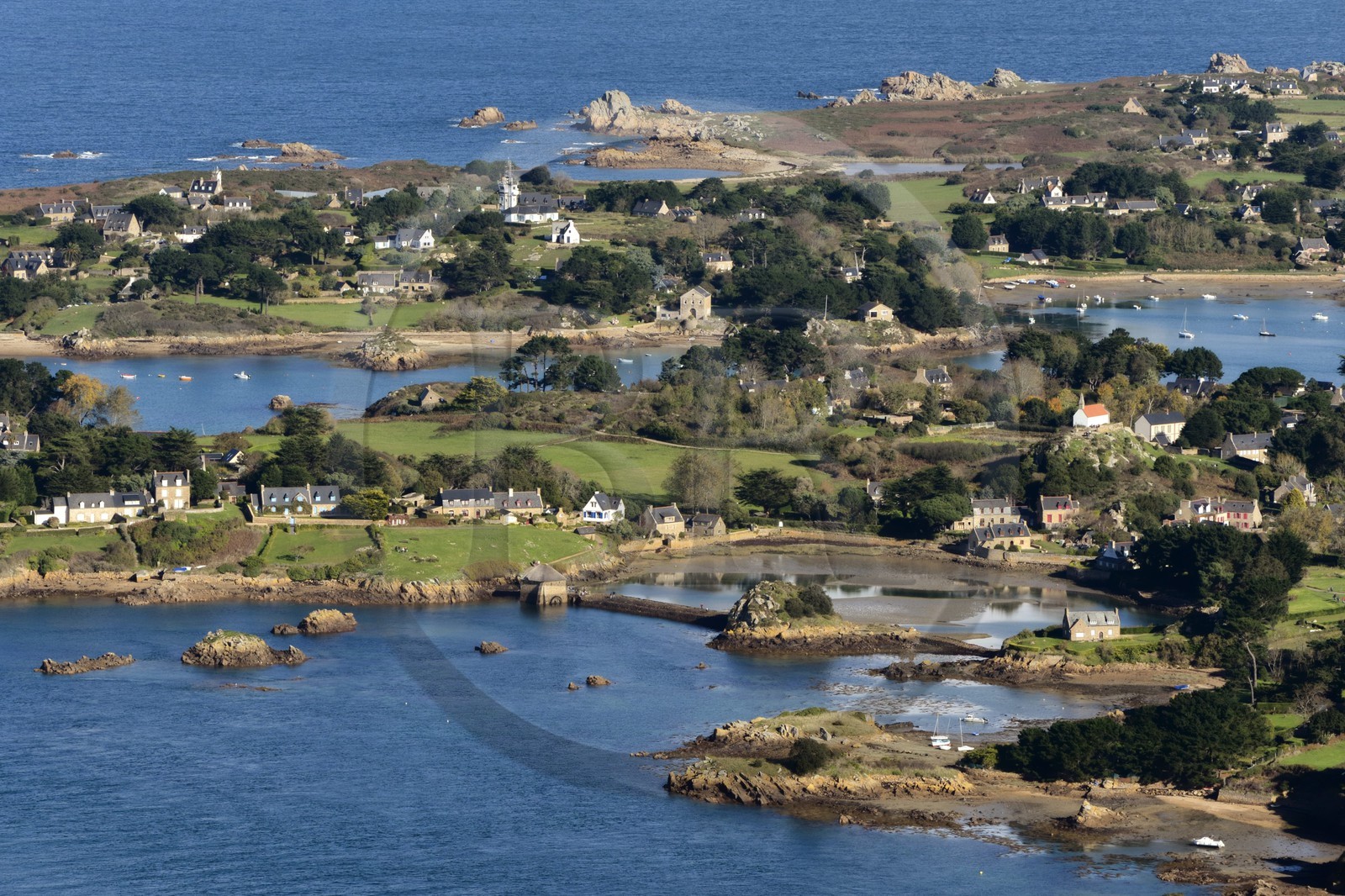 France, Côtes-d'Armor (22), Ile de Bréhat, la chapelle Saint Michel domine l'ile et le moulin à marée du Birlot (vue aérienne)