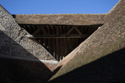 France, Côte-d'Or (21), Paysage culturel des climats de Bourgogne classés Patrimoine Mondial de l'UNESCO, Route des Grands Crus, vignoble de la Côte de Nuits, Vougeot, le Chateau du Clos de Vougeot, batiment de la cuverie du XVe siècle
