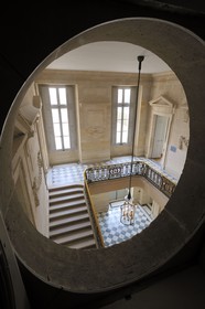 France, Yvelines (78), château de Versailles, classé Patrimoine Mondial de l'UNESCO, le domaine de Marie-Antoinette, le Petit Trianon, le grand escalier de pierre avec sa rampe en fer forgé