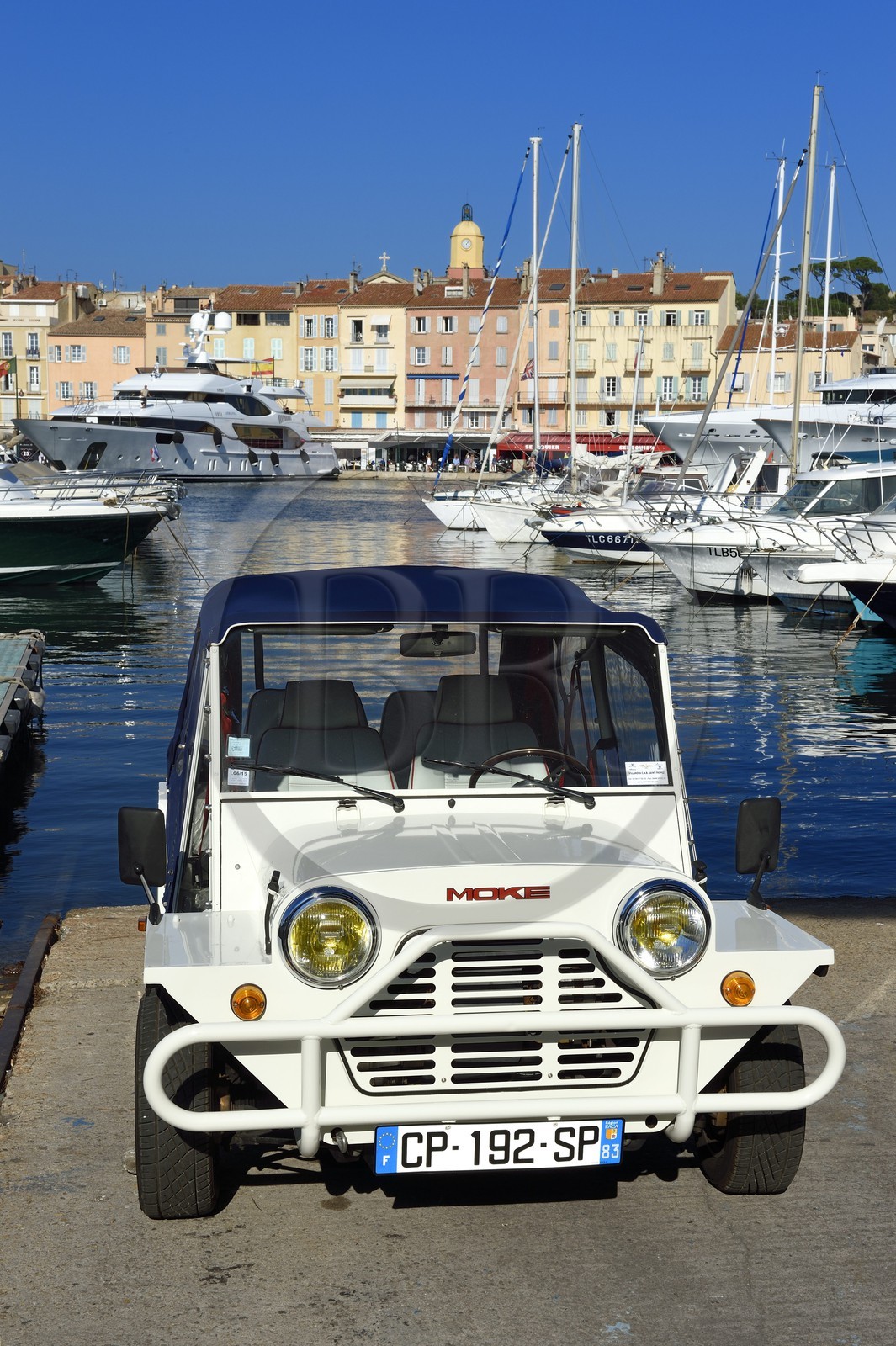 France, Var (83), Saint-Tropez, voiture Mini-Moke sur le port