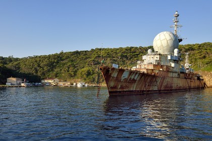 France, Var (83), Iles d'Hyères, Parc national de Port Cros, Ile du Levant, zone militaire, Port Avis protégé par l'ex-frégate lance-missiles Suffren qui fait office de brise-lames