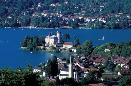 France, Haute-Savoie (74), Duingt, le château et le village depuis les hauteurs du lac d'Annecy