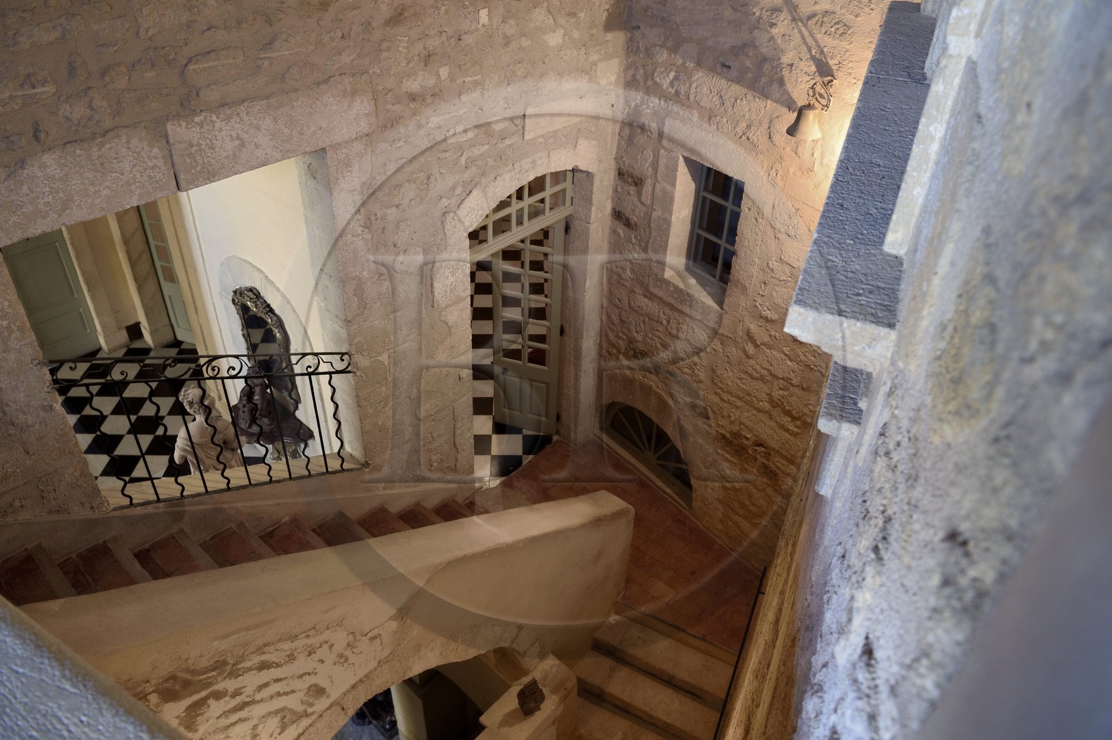 France, Vaucluse (84), Parc Naturel Regional du Luberon, Ansouis, labellisé Les Plus Beaux Villages de France, le chateau d'Ansouis, trace de la partie mediévale