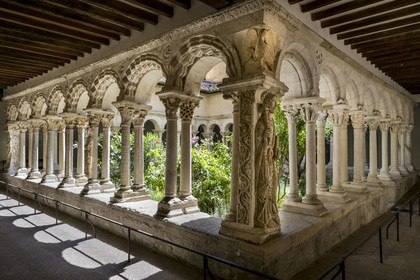 France, Bouches-du-Rhône (13), Aix en Provence, Cathedrale Saint Sauveur (XIIe au XVIe siecle), cloitre roman de la fin du XIIème siècle, sur le pilier nord-est la représentation de Saint-Pierre qui tient dans sa main droite la grande clef du livre saint, la bible, tenu dans sa main gauche