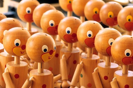 France, Jura (39), Moirans-en-Montagne, fabrication traditionnelle de poupées et de marionnettes en bois de l'entreprise Chaliuce