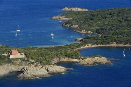 France, Var (83), Iles d'Hyères, parc national de Port Cros, Ile de Porquerolles, le Fort du Grand Langoustier à gauche et la crique du Mas du Langoustier à droite (vue aérienne)