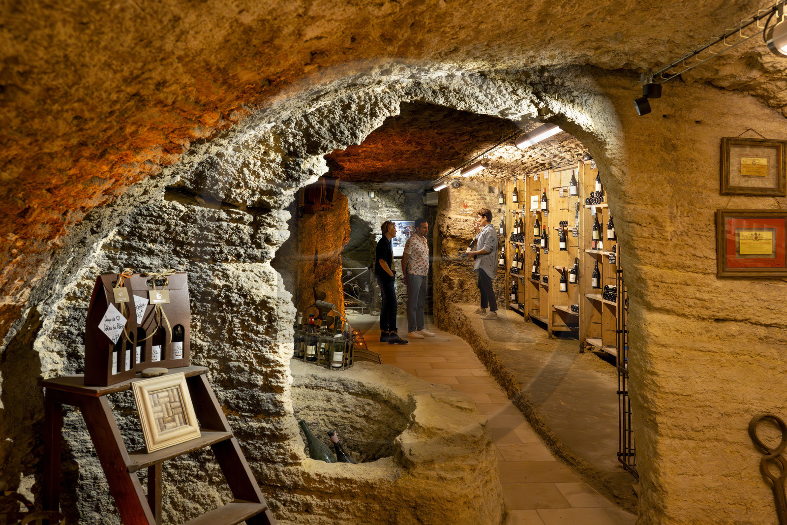 France, Vaucluse (84), Châteauneuf-du-Pape, la Cave du Verger des Papes aménagée en caveau de présentation et dégustation dans un lieu historique