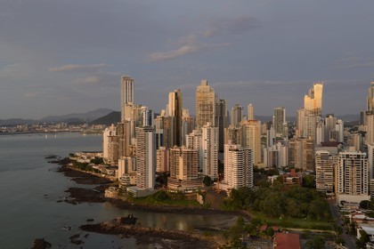 Panama, Panama City, les gratte-ciels du quartier de front de mer de Punta Paitillia au lever de soleil