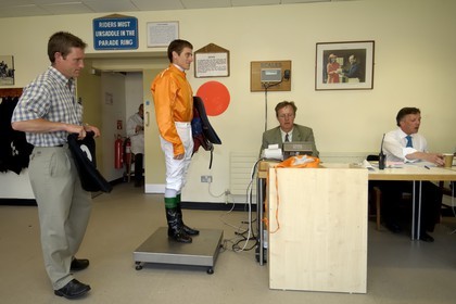 Irlande, Co. Meath, hippodrome de Fairyhouse, enregistrement du poids d'un jockey avant la course