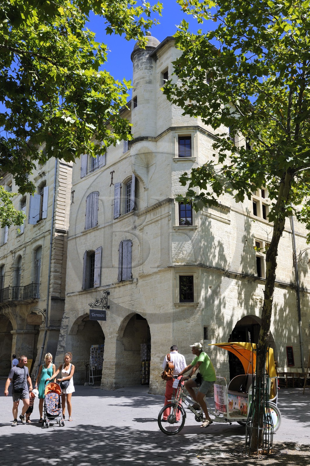 France, Gard (30), Uzès, classée ville d'art et d'histoire, la Place aux Herbes entourée de maisons à arcades et ses terrasses de café