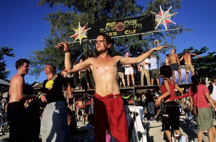 Thaïlande, Archipel îles Samui, Full Moon Party sur l' île de Koh Pha-Ngan, lever du soleil sur la plage de Had Rin