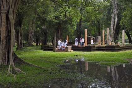 Sri Lanka, province du Centre-Nord, site d'Anuradhapura classé Patrimoine Mondial de l'UNESCO, capitale du Sri Lanka au IIIe siècle avant JC, ruines au Parc Mahamevnawa
