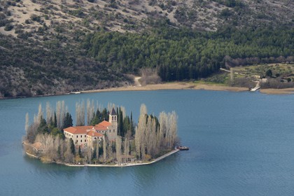 Croatie, Dalmatie, Parc national de Krka où la rivière Krka devient le lac de Visovac, monastère franciscain de l’îlot Visovac