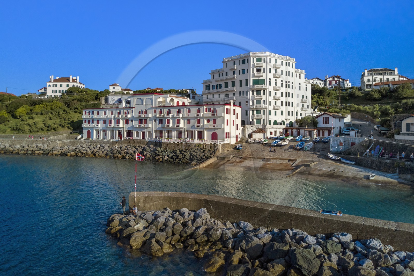 France, Pyrénées-Atlantiques (64), la côte du Pays-Basque, Guéthary, ancien port baleinier dominé par l'ancien hotel Guétharia art déco construit dans les années 1920 transformé en résidence (vue aérienne)
