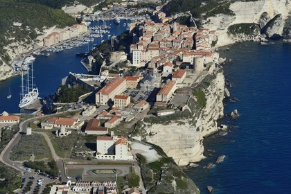 France, Corse-du-Sud (2A), Bonifacio, les falaises calcaires, la citadelle et la vieille ville (vue aérienne)