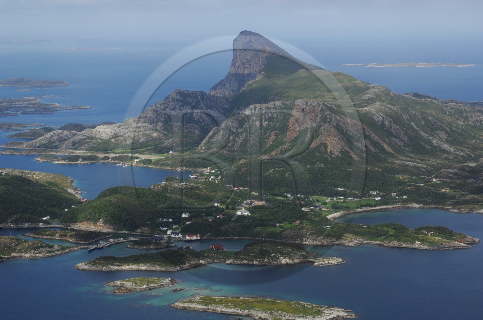 Norvège, Nordland, region de Mo I Rana, Ile au nord du cercle polaire arctique (vue aérienne)