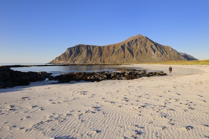 Norvège, Nordland, Iles Lofoten, Ile de Flakstadoy, plage de sable blanc de Ramberg