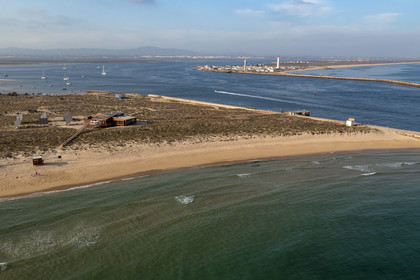 Portugal, Algarve, Parc naturel de la Ria Formosa, Faro, Ile de Barreta ou Deserta (Ilha da Barretta ou Deserta), le phare de Ilha do Farol sur Ilha da Culatra en arrière plan (vue aérienne)