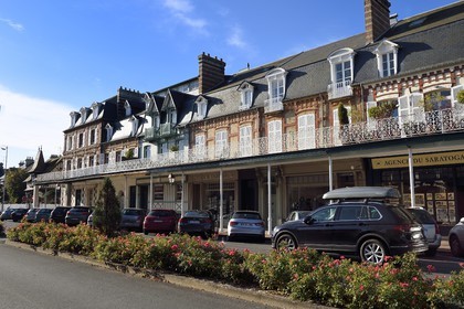 France, Calvados (14), Pays d'Auge, Deauville, magasins sous les arcades avenue Charles de Gaulle