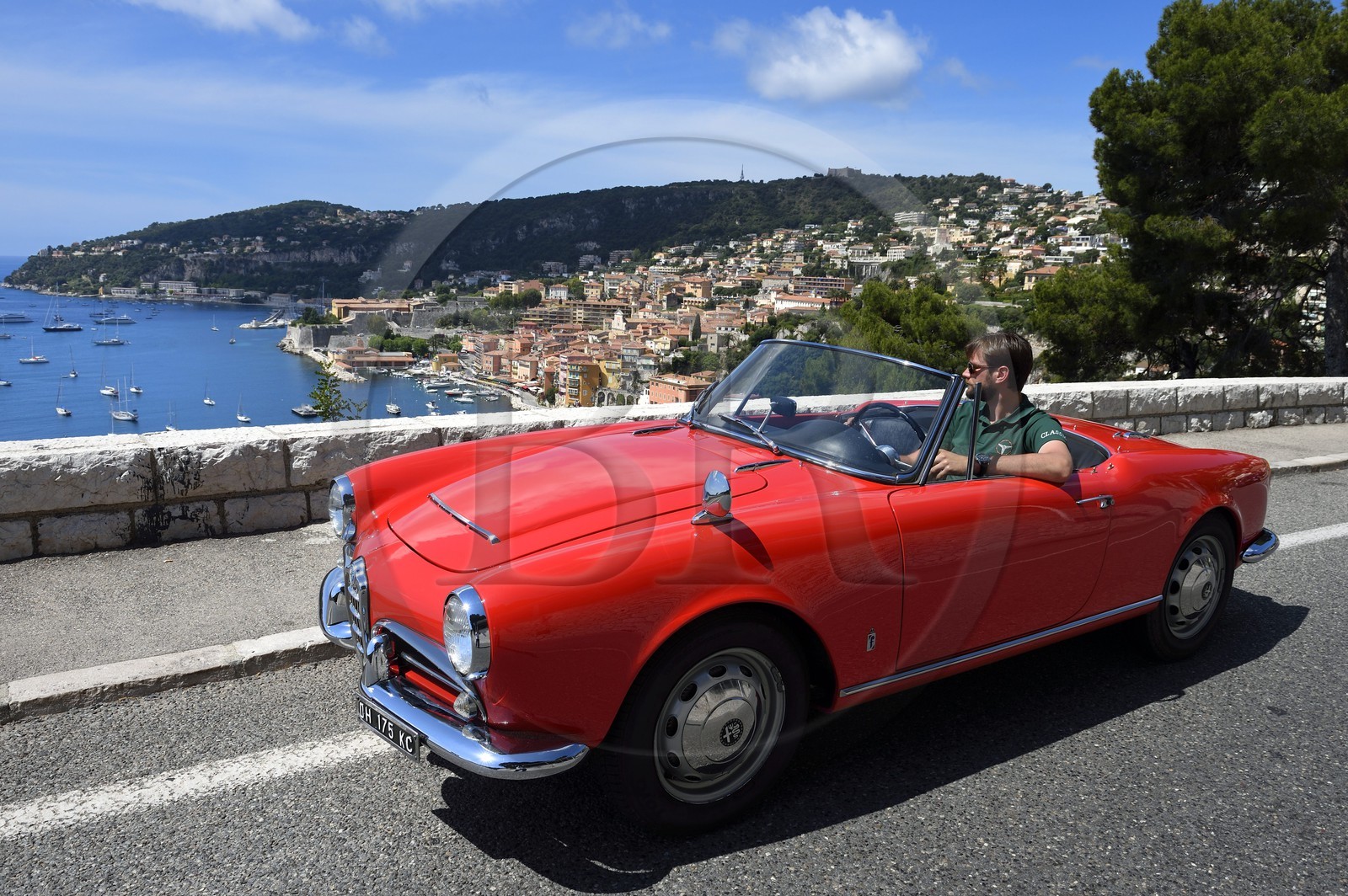France, Alpes-Maritimes (06), Villefranche-sur-Mer, Alfa Romeo Giulietta décapotable de collection sur la route de la Basse Corniche surplombant la ville