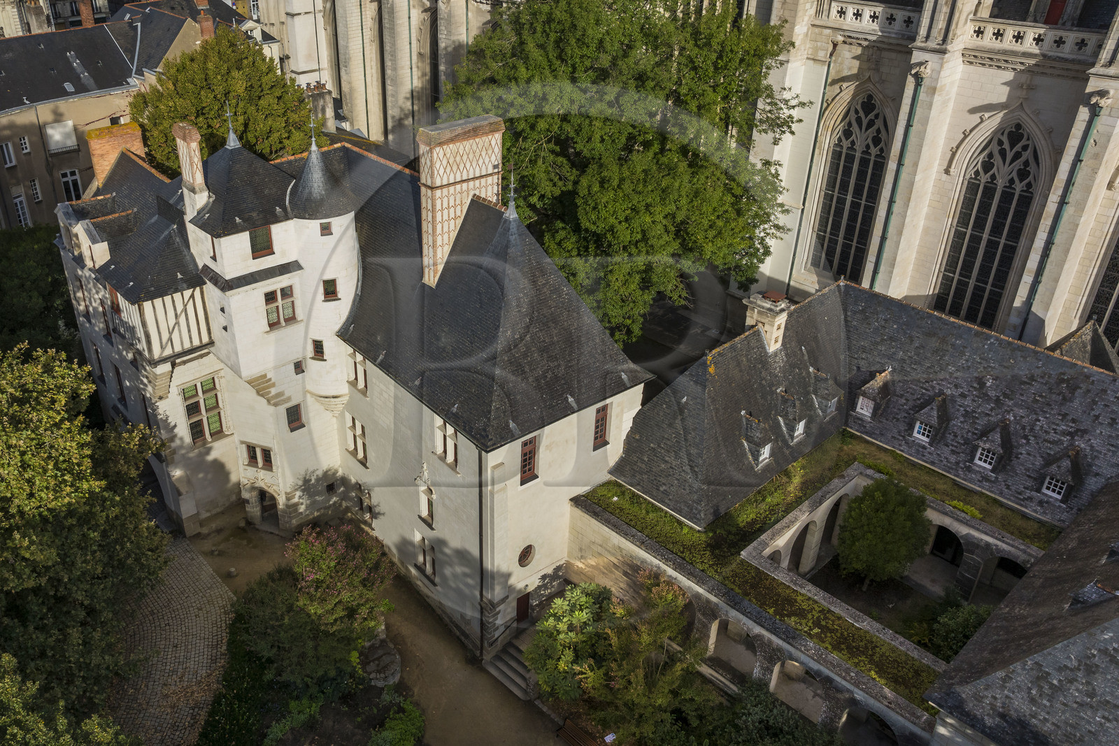 France, Loire-Atlantique (44), Nantes, quartier du Bouffay, manoir gothique de la Psallette (XVème siècle) au pied de la cathédrale Saint Pierre et Saint Paul (vue aérienne)