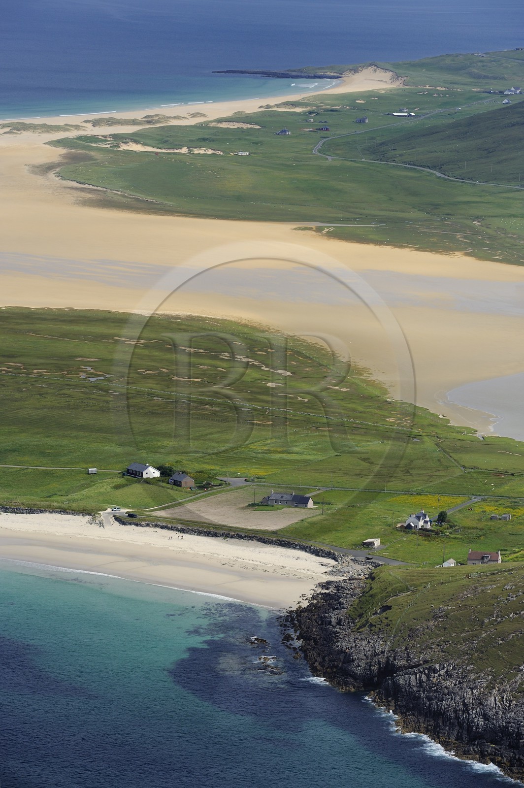 Royaume-Uni, Ecosse, Hébrides extérieures, Ile de Lewis et Harris, South Harris, plages de sable blanc à Leverburgh (vue aérienne)