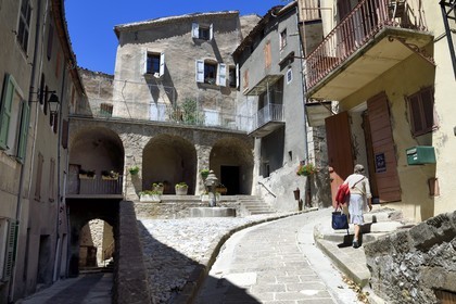 France, Alpes-de-Haute-Provence (04), Annot, ruelle médiévale dans le vieux bourg