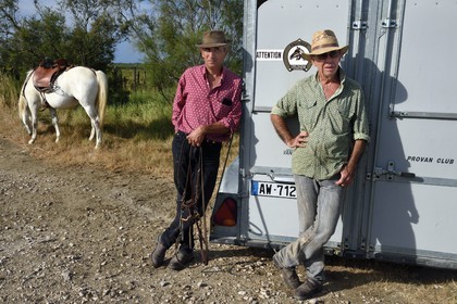 France, Bouches-du-Rhône (13), Parc naturel régional de Camargue, manade Jacques Mailhan, les gardians Christophe Prezet et Jean Marie Londez