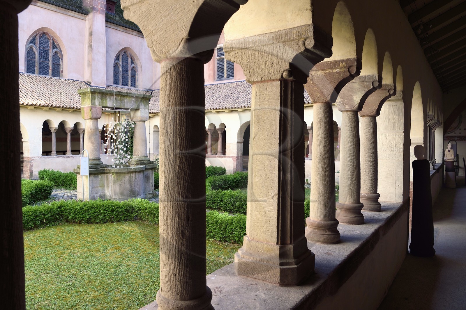 France, Bas-Rhin (67), Strasbourg, vieille ville classée au Patrimoine Mondial de l'UNESCO, église protestante Saint-Pierre-le-Jeune, le cloitre du XIVème siècle