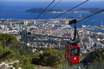 France, Var (83), Toulon, le téléphérique depuis le Mont Faron, la ville et le port militaire (Arsenal) ainsi que la presqu'Ile de Saint-Mandrier dans la rade en arrière plan