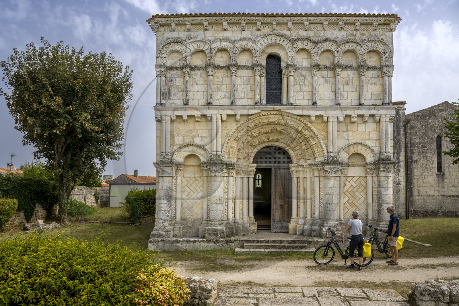 France, Charente-Maritime (17), Echillais, cyclistes faisant la véloroute devant l'église romane Notre-Dame du XIIe siècle classée monument historique